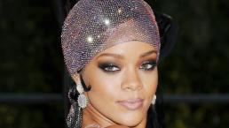 Rihanna hace divertido topless