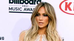 Jennifer Lopez deleita con exuberante escote 