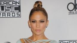 Jennifer Lopez paraliza con ¡escotazo!