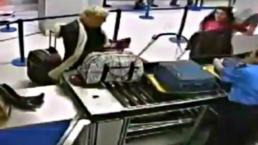 Mujeres borrachas se desnudan en aeropuerto | VIDEO