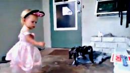 Mamá asusta a su hija con una araña | VIDEO