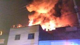 Incendio consume fábrica de farmaceúticos