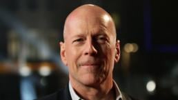 Bruce Willis enseña a su hija recién nacida