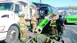 Se lesionan 12 pasajeros por 'carreritas' de microbuses