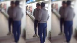 Hombre discute con su reflejo en supermercado