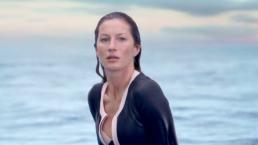 Gisele Bündchen surfea en la nueva campaña de Chanel 