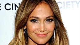 Jennifer Lopez presume sus pantalones “muy ajustados” | VIDEO