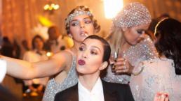 Khloé 'sacude' los senos de Kourtney | VIDEO