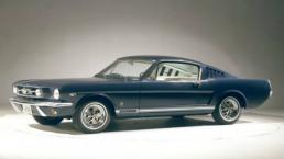 Ford Mustang Fastback azul