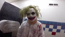 Payaso causa terror en el baño con una motosierra | VIDEO