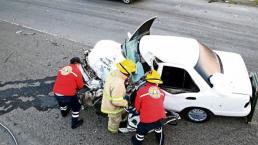 Se estrella de frente contra un autobús y muere prensado