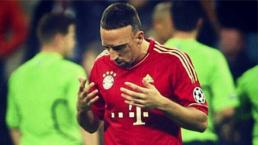  Franck Ribéry es golpeado por un aficionado