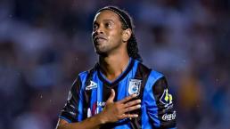 Ronaldinho hace el “oso” por mirar el escote de reportera | VIDEO