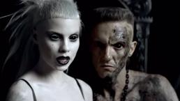 Dita Von Teese aparece semidesnuda en video de “Die Antwoord”