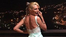 Vedette hace topless en una pasarela | VIDEO