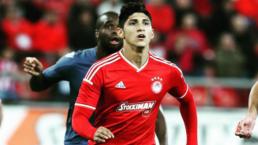 Alan Pulido anota en el triunfo del Olympiacos