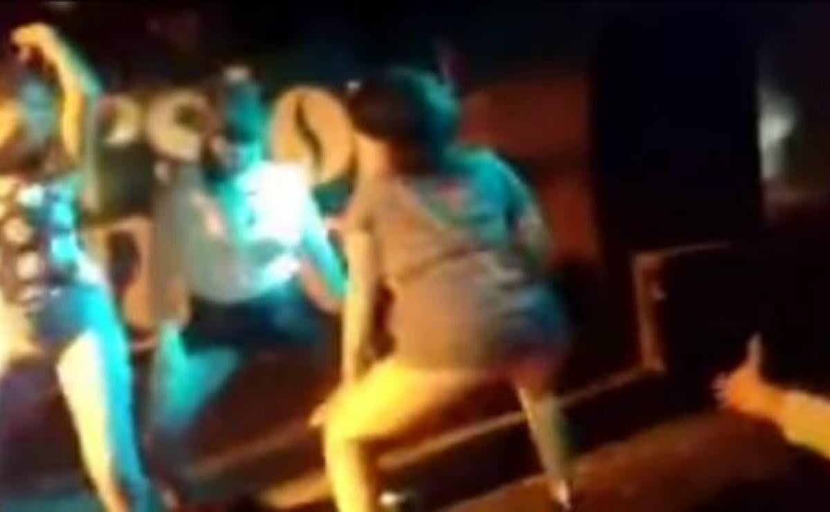 Mujer se desnuda por una cerveza | VIDEO | El Gráfico Historias y noticias  en un solo lugar